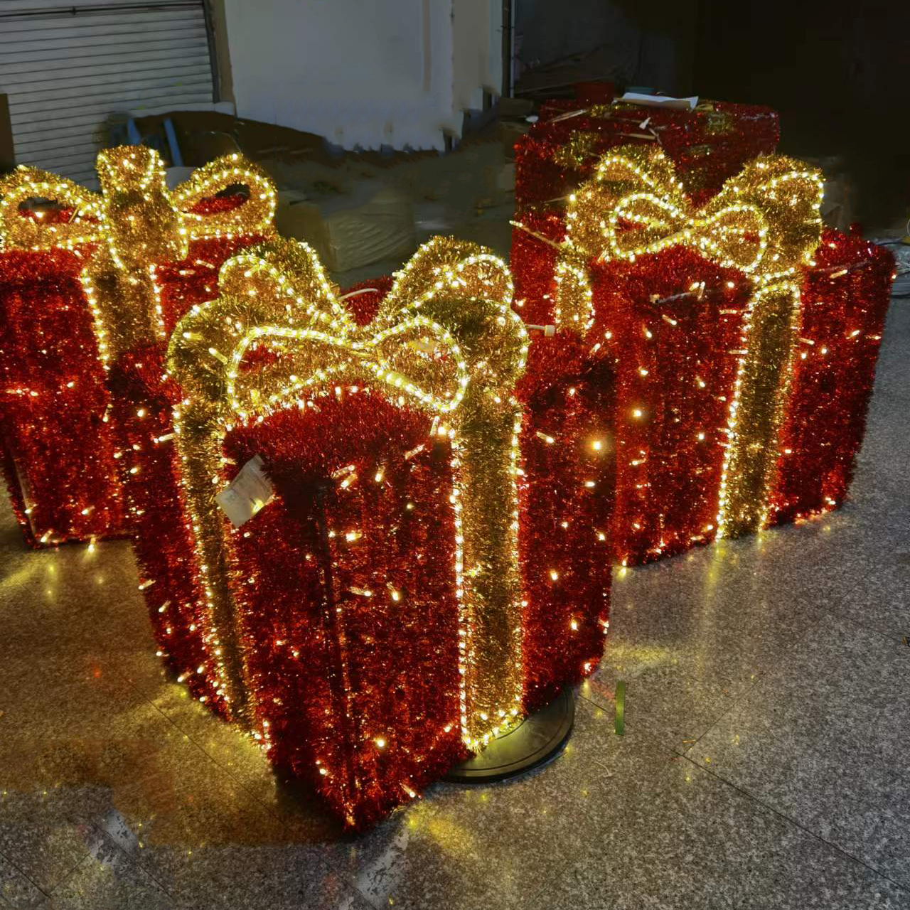 Custom Commercial Christmas Hotel Restaurant Corridor Hanging Giant Christmas Ball and Gift Box Decoration