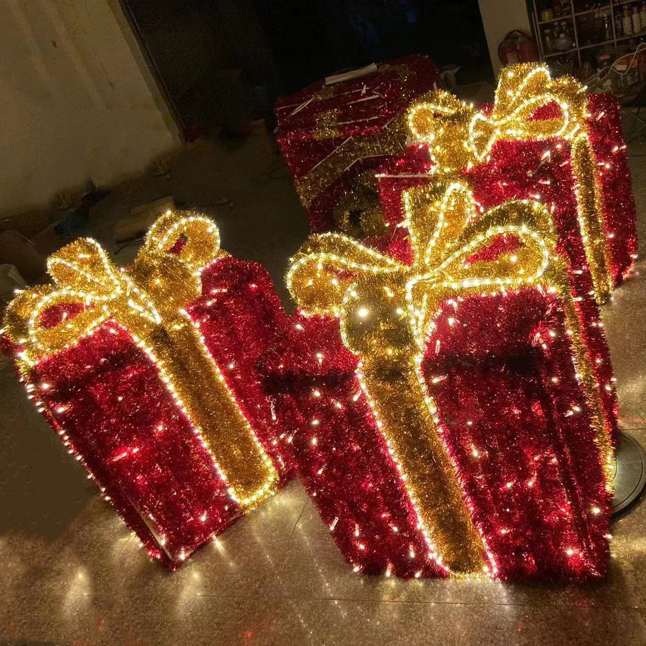 Custom Commercial Christmas Hotel Restaurant Corridor Hanging Giant Christmas Ball and Gift Box Decoration