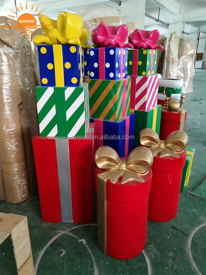 Outdoor Unique Creative Design Christmas Ornaments Shopping Mall Sculpture Resin Fiberglass Gift Box Decorations