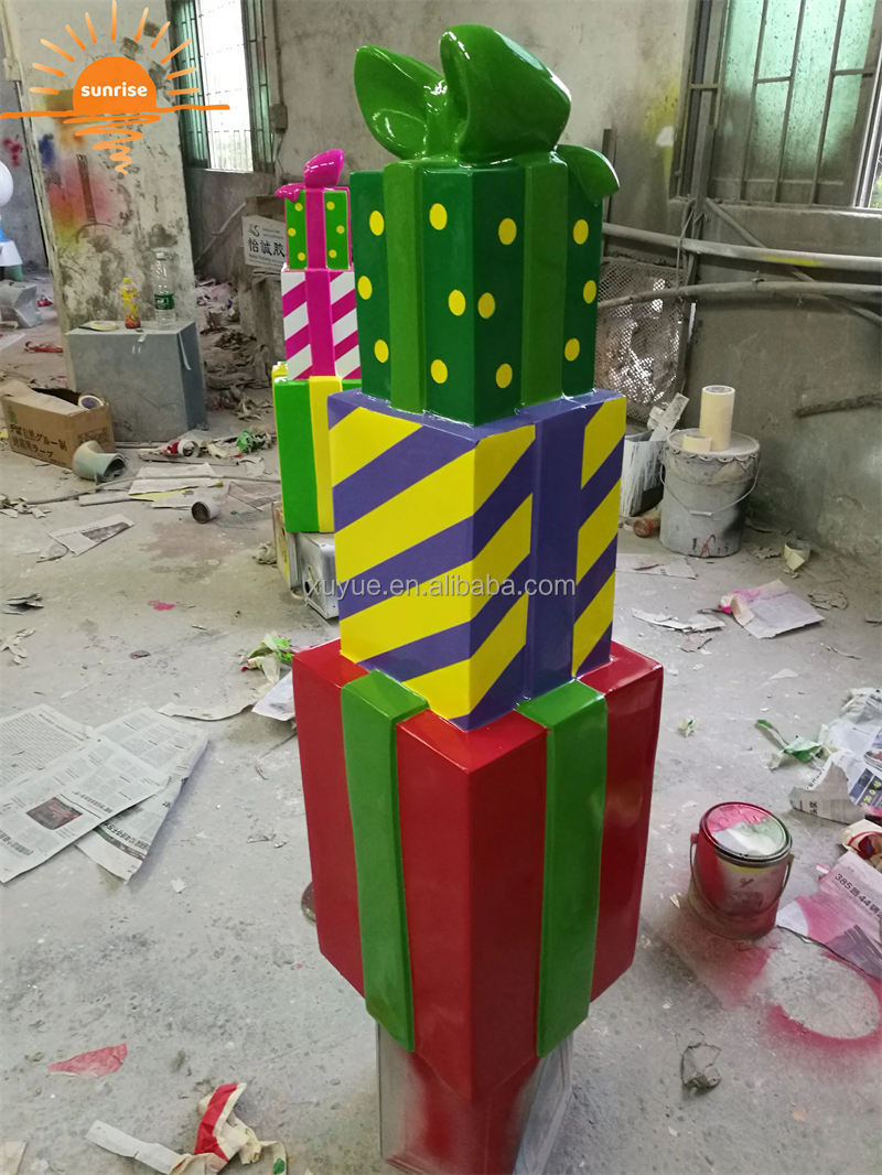Outdoor Unique Creative Design Christmas Ornaments Shopping Mall Sculpture Resin Fiberglass Gift Box Decorations