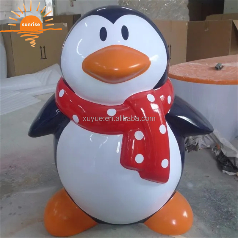 Large Christmas Decoration Fiberglass Penguin Christmas Decorations for Shopping Mall Eye-Catching Holiday Display